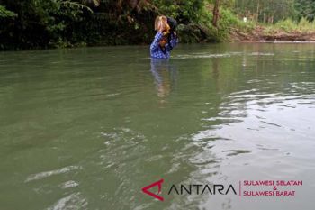 Sekolah menyeberangi sungai