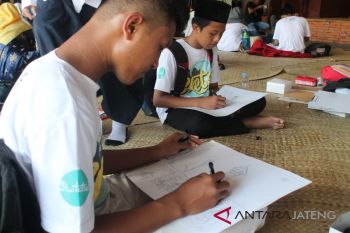 Puluhan peserta ramaikan lomba sketsa Menara Kudus