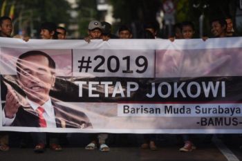 Bamus bentangkan Spanduk #2019 Tetap Jokowi