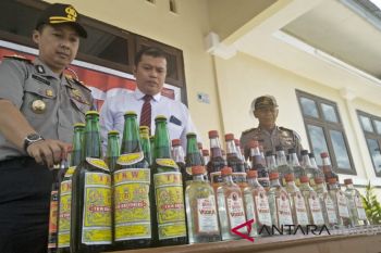 Polres Padang Pariaman sita 175 botol miras, dan 127 liter tuak