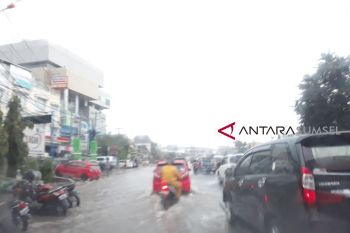 Pasaman Barat di landa banjir akibatnya antrean panjang kendaraan di jalan raya