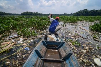 Warga mencari ikan di Sungai Citarum yang tercemar limbah