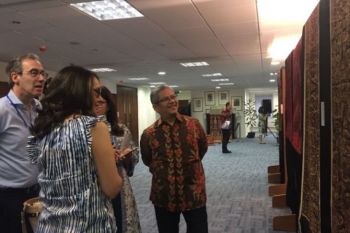 Masyarakat Inggris kegumi seni tekstil Indonesia