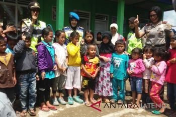 Polwan berikan "trauma healing" anak-anak korban gempa di Banjarnegara