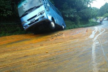 Ini situasi jalur lintas Sitinjau Laut setelah tumpahan CPO (Video)