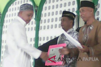 Imam masjid-marbot Biak Numfor dapat hadiah umrah gratis
