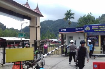 Polisi perketat pengamanan masuk Mapolres Solok Arosuka pascaserangan bom di Surabaya (Video)