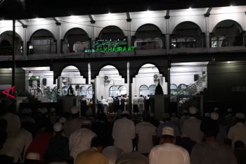 Jamaah masjid Alkhairaat tarawih di badan jalan