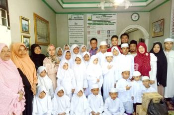 Gubernur dan Keluarga 'Berbagi Berkah' di Paguntaka
