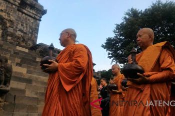 Air berkah Waisak tiba di Candi Mendut