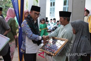 Bupati Waykanan serahkan bantuan saat safari Ramadhan