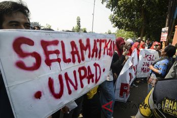 Aksi Tuntut Rektor Unpad