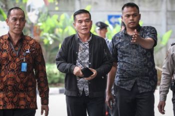 Bupati Bengkulu Selatan Dirwan Mahmud dan tiga tersangka lain ditahan KPK