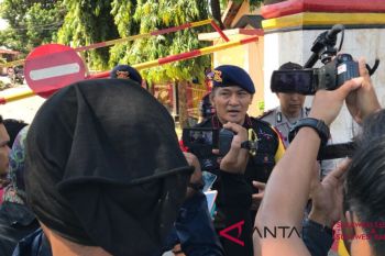 Dansat Brimob mengecek kondisi bawahannya di Lombok