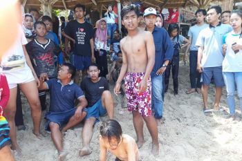 Lima wisatawan Pantai Ngandong terseret ombak