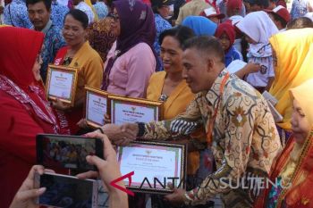 Tujuh pemerhati pendidikan di Parigi Moutong terima penghargaan.