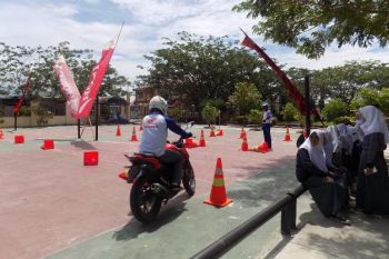 Honda edukasi keselamatan berkendara di SMA 4 Palu
