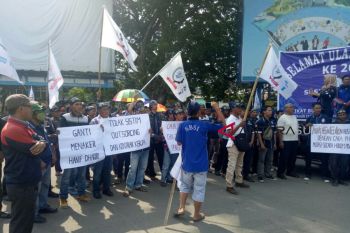 Ratusan buruh gelar aksi damai di Palembang