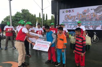 Antam beri santunan peringati hari buruhi