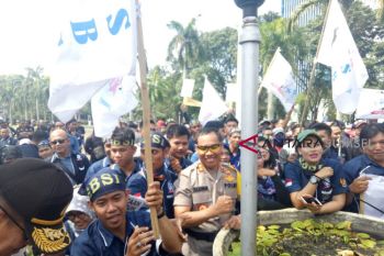 Kapolda Sumsel ucapkan selamat Hari Buruh dan potong tumpeng