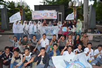 Siswa SMA di Padang sumbang seragam sekolah