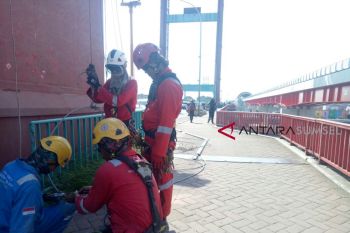 Pelat lantai jembatan Ampera alami retak