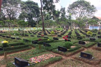 Berkah pembersih makam menjelang Ramadhan