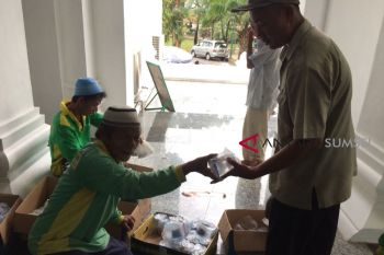 Pengurus masjid Agung Palembang sediakan takjil bagi jamaah