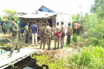 Satpol PP bongkar paksa warung yang diduga dijadikan tempat prostitusi