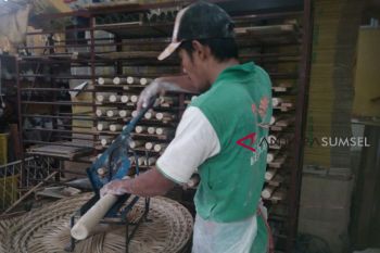 Selama ramadhan produsen kemplang menambah jumlah produksi