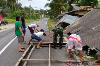 Bangunan warga di Sepempang hancur dihantam badai