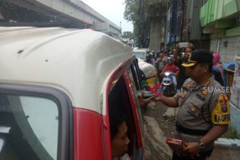 Pemudik lebaran dapat takjil dari Wabup