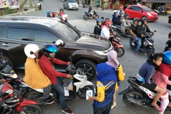 Nasdem bagi 4.400 takjil kepada masyarakat Palu