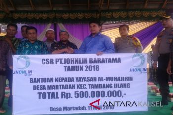 Serahkan Bantuan Dana CSR
