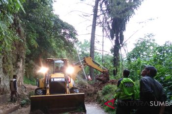 Longsor di Ngarai Binuang Bukittinggi mulai dibersihkan