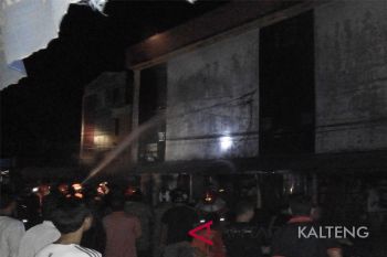 Dua toko di Buntok porak-poranda dilalap api