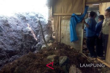 Longsor timpa rumah warga Garuntang Bandarlampung