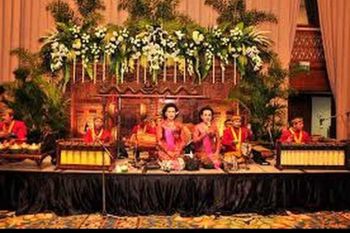 Menikmati musik sunda sambil "ngabuburit" di London