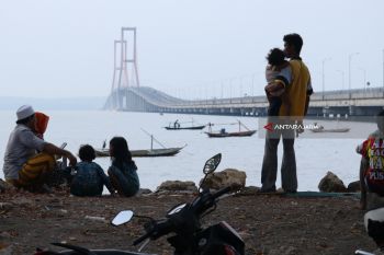 Ngabuburit di Jembatan Suramadu