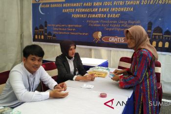 Hari pertama, masyarakat padati tempat penukaran uang baru