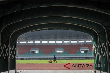 Perawatan Lapangan Stadion Pakansari