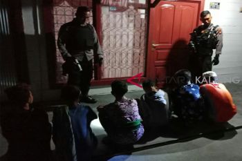 Ketahuan pesta lem, enam remaja diciduk Polisi