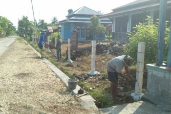 Satgas Yonif 121/MK bangun pagar sekolah SMPN 5 Arso
