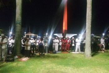Massa aksi bela Palestina salat subuh berjamaah di Monas