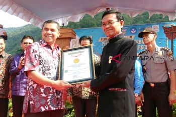 Pelajar Padang Panjang pecahkan rekor  menulis puisi terbanyak