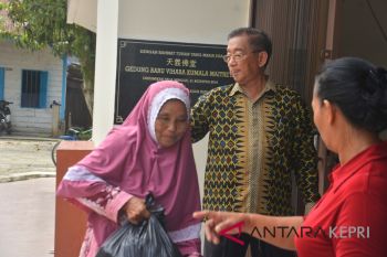 Memperingati Waisak dengan membagikan seribu sembako murah