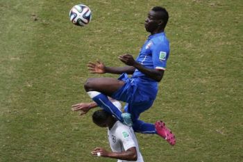 Balotelli cetak dua gol, Italia tundukkan Arab Saudi 2-1