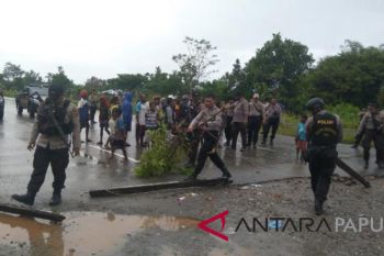 Warga blokade jalan masuk terminal bandara Timika
