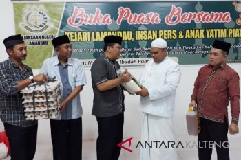 Kejari Lamandau berbagi kasih bersama anak yatim dan media