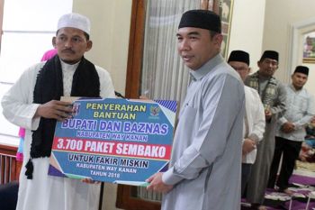 Bupati serahkan 3.700 paket sembako ke Baznas